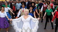«Dolly Parton's Mountain Magic Christmas (2022)» — обои к фильму #4