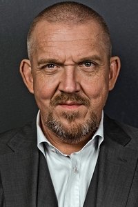 Dietmar Bär as Eckis Vater in Guys & Balls