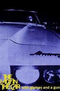 La Dame dans l'auto avec des lunettes et un fusil