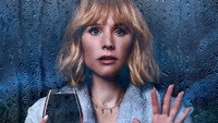 «Женщина в доме напротив девушки в окне (2022)» — обои к сериалу #6