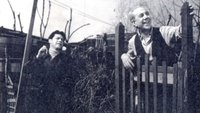 Detrás de un largo muro