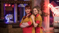 «Две девицы на мели (2019)» — обои к сериалу #1