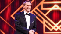 «Bruce's Hall of Fame with Alexander Armstrong (2016)» — обои к фильму #1
