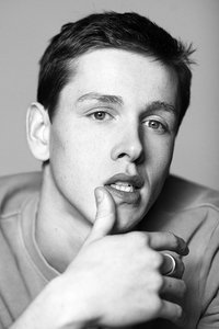 Harris Dickinson as Frankie in Beach Rats