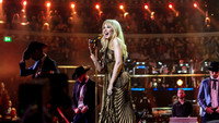 «KylieX2008: Live at the O2 Arena (2008)» — обои к фильму #2