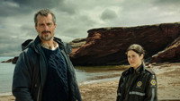 «Детектив Сюрпренан: Девушка с застывшим взглядом (2023)» — обои к сериалу #1