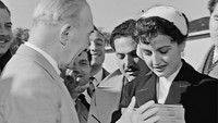 «To koritsi tis geitonias (1954)» — обои к фильму #1