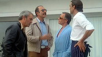 «Более нормально, менее нормально (1977)» — обои к фильму #1