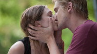 «Очень хорошие девочки (2013)» — обои к фильму #6