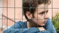 «Непослушный мальчик (2013)» — обои к фильму #1