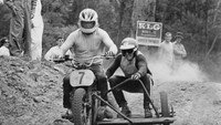 «Гонщики на мотоциклах с колясками (1975)» — обои к фильму #1