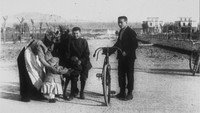 «Leçon de bicyclette (1897)» — обои к фильму #1