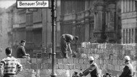 «Bernauer Straße 1-50 oder Als uns die Haustür zugenagelt wurde (1981)» — обои к фильму #1