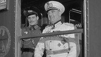 «Гусиным шагом (1942)» — обои к фильму #1