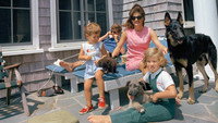 «Vier Brüder, fünf Schwestern. Die Kennedys (2023)» — обои к фильму #1