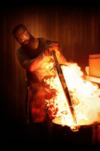 Постер сериала «Между молотом и наковальней (2015)» — (14 из 62)