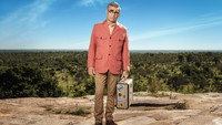 «Юджин Леви: Путешественник поневоле (2023)» — обои к сериалу #1