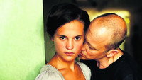 «К чему-то прекрасному (2010)» — обои к фильму #3