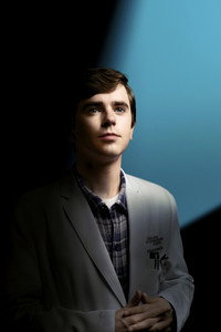 Постер сериала «Хороший доктор (2017-2024)» — (39 из 120)