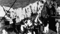 «На борту «Грозного»: Развешивание белья (1898)» — обои к фильму #1