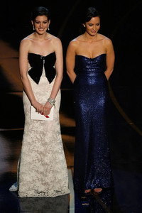 Anne Hathaway and Emily Blunt 2006 Oscars