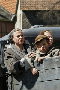 Постер к фильму Ein Dorf schweigt (2009)