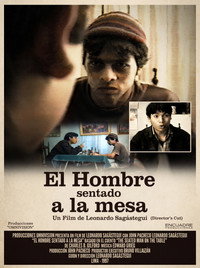 El hombre sentado a la mesa