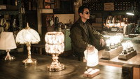 Обои к сериалу «Магазин светильников (2024)» — (12 из 16)