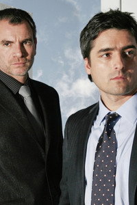 Постер сериала «Семья, живущая по соседству (2010 - 2011)» — (1 из 3)