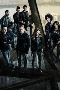 Постер сериала «Сумеречные охотники (2016-2019)» — (6 из 75)