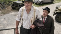 «Двое в костюмах (2018)» — обои к фильму #1