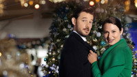 «Christmas Takes Flight (2021)» — обои к фильму #9