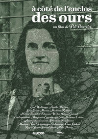 À côté de l’enclos des ours