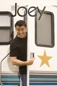 Постер сериала «Джоуи (2004 - 2006)» — (8 из 19)