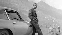 «Sean Connery vs James Bond (2022)» — обои к фильму #1
