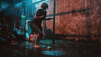 «День, когда я нашёл девушку в мусорном баке (2021)» — обои к фильму #5
