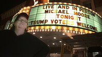 «Michael Moore in TrumpLand (2016)» — обои к фильму #1