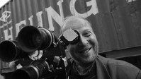«Бездомный с киноаппаратом (2023)» — обои к фильму #1