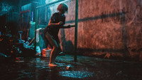 «День, когда я нашёл девушку в мусорном баке (2021)» — обои к фильму #7