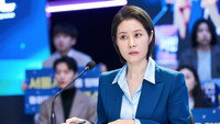 «Создательница королевы (2023)» — обои к сериалу #7