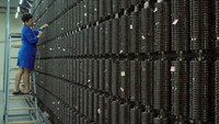 «Пожалуйста, оставайтесь на линии (2020)» — обои к фильму #1