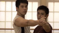 Обои к фильму «Танец двух левых ног (2011)» — (11 из 13)