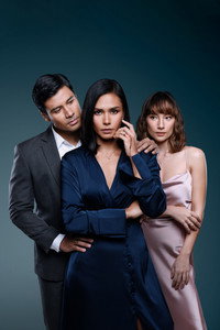 Постер сериала «Между двух сердец (2022-2023)» — (1 из 9)