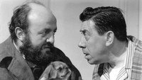 «Человек в непромокаемом плаще (1957)» — обои к фильму #1