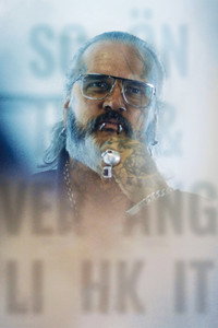 Постер фильма «Красота и увядание (2019)» — (3 из 6)