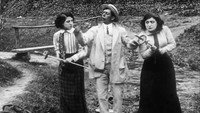 «Две девушки, влюбленные в Кретинетти (1911)» — обои к фильму #1