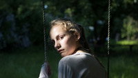 «Девочка, которая кричала: «Волки!» (2020)» — обои к сериалу #2
