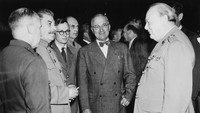 «Нерассказанная история Соединенных Штатов Оливера Стоуна (2012 - 2013)» — обои к сериалу #2