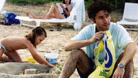 «Люди в купальных костюмах не обязательно все легкомысленные (2001)» — обои к фильму #1