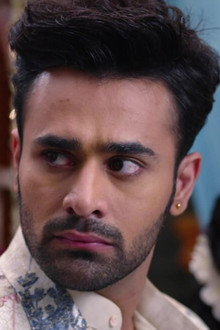 Vardhan invites Kalindi to the Kali temple